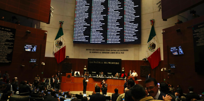 Senado impulsa regulación de IA con sanciones penales: avances y riesgos para derechos digitales